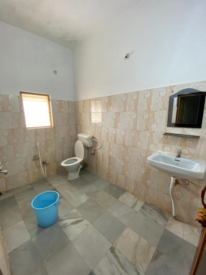 Hotel Aavaas Puri Ngoại thất bức ảnh
